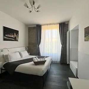 Konukevi Arch, Roma